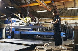 Laserskæring i sort stål