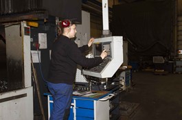 Anna Krogshave Dahlgren styrer CNC maskine