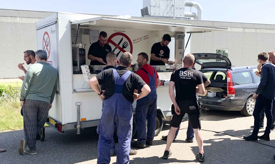 Infomøde og pølsevogn