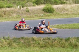 Firmaarrangement i BSB Industry med gaspedalen trådt ned