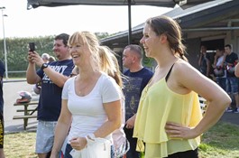 Medarbejder ræs med et smil