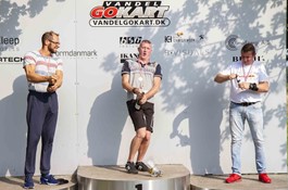 Grand Prix Vindere popper champagnen på Vandel Gokart