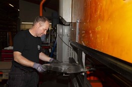 Jens Thomsen bukker konstruktioner i sort stål, rustfri stål, aluminium og alu dørk