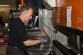 Jens Thomsen bukker konstruktioner i sort stål