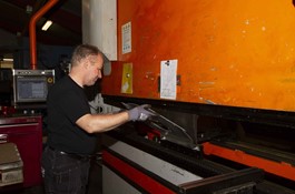 Jens Thomsen bukker konstruktioner i rustfri stål