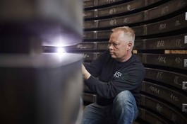 Jesper Brølling tjekker flange for synlige fejl