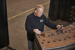 Jesper Brølling bruger avanceret måleudstyr