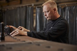 Omhyggeligt arbejder Jesper Brølling sig gennem dagens opgaver