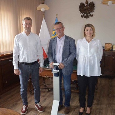 Donation overrakt til begejstret borgmester i Ciechocin
