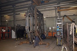 Svejsearbejde på stor stålkonstruktion