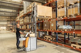 Palle løftes ned i logistikcenter i Hammelev