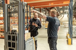 Rafael Kropp Wojtczak hjælper medarbejder på rette vej på det nye logistikcenter